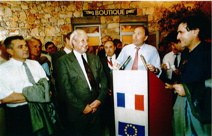 Inauguration de l'extension du Musée de Préhistoire de Tautavel par Monsieur Jacques Blanc, Président du Conseil Régional de la Région Languedoc-Roussillon, le samedi 11 juin 1992. À droite, Guy Ilary, Maire de Tautavel et, à gauche, Paul Blanc, Sénateur des Pyrénées-Orientales. L'Homme de Tautavel