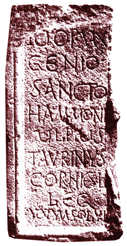 Une dédicace mentionnant un dieu romain : « À Jupiter Optimus Maximus Genius Sanctus Ammon, moi, Ulpius Taurinus, corniculaire du légat, je me suis acquitté de mon vœu. ». Bosra.