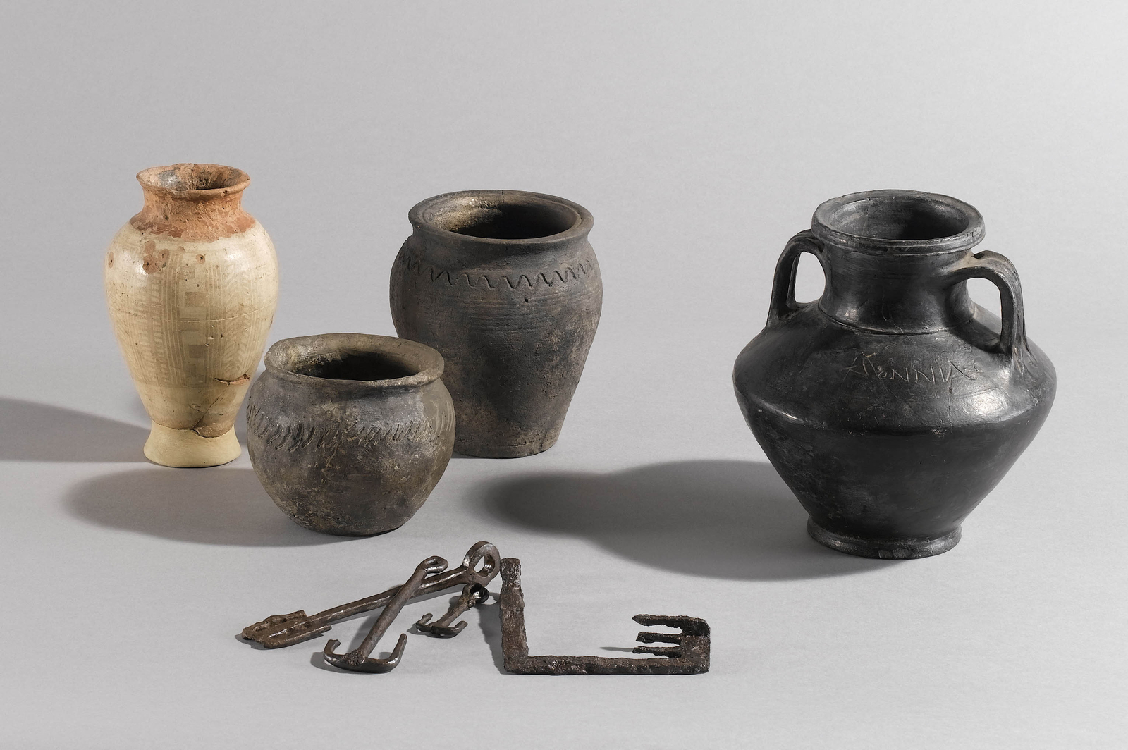 Photographie de vases et d'objets en métal découverts sur le Mont-Beuvray