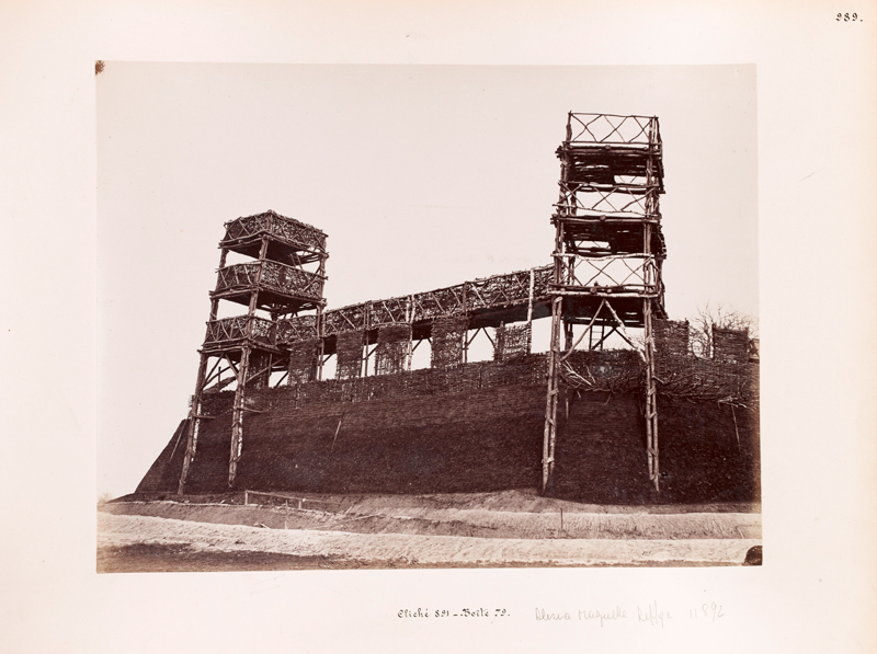 Photographie de la reconstitution des fortins romains autour d'Alésia