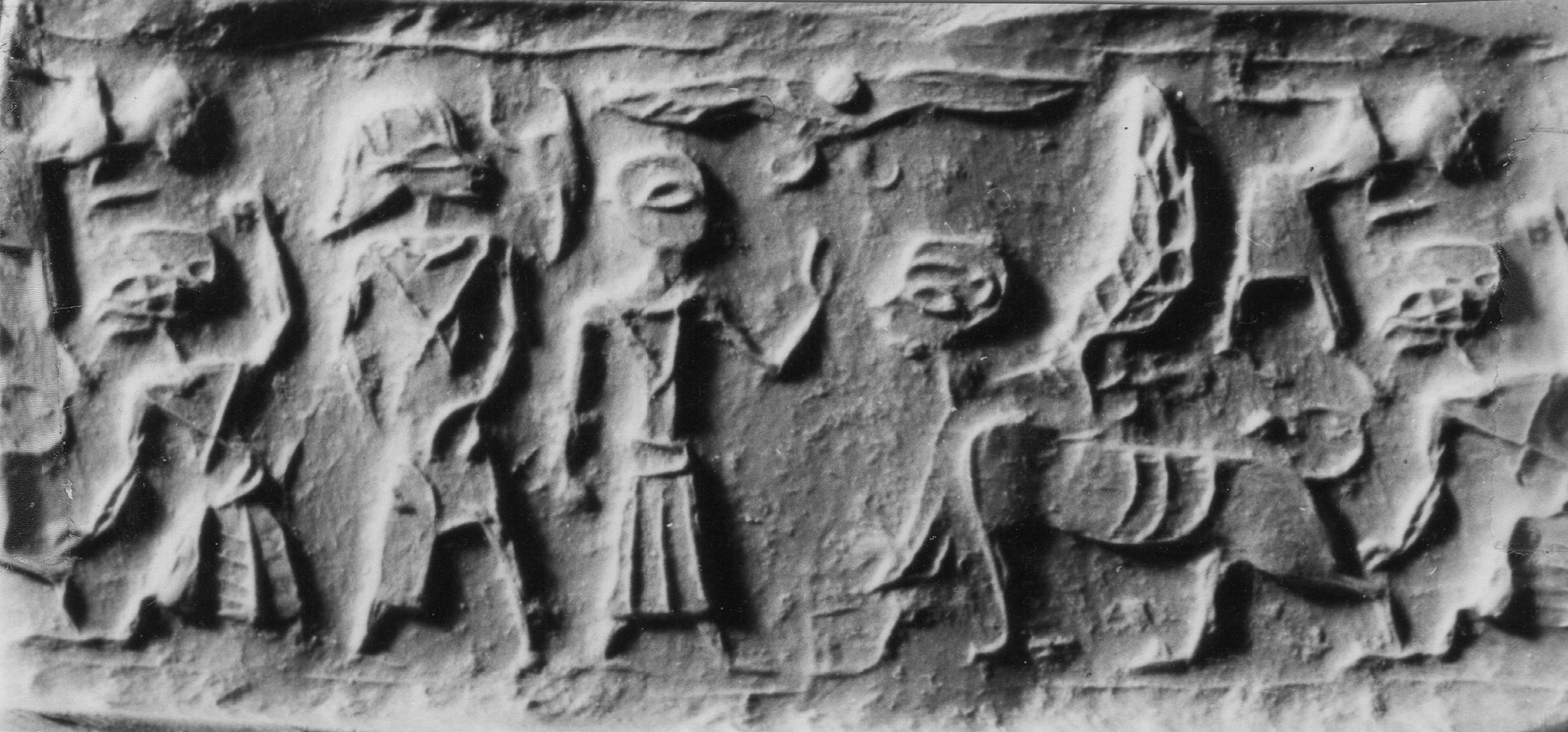 Deux personnages à la rencontre d’un sphinx ailé 