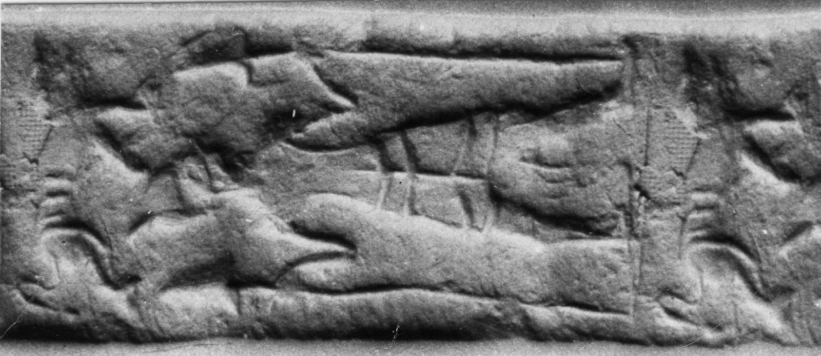 Personnage casqué tenant deux lances et debout sur un lion