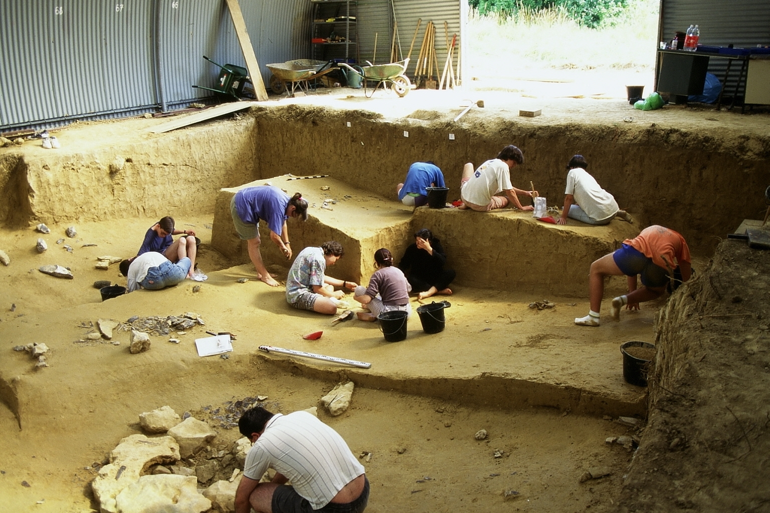 Des niveaux étagés dans la stratigraphie. Campement paléolithique d'Etiolles. Essonne. 