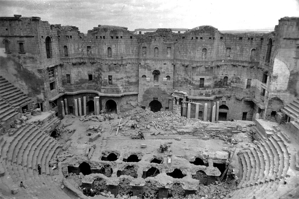 Dégagement des constructions islamiques qui occupaient la cavea du théâtre, à partir de la fin des années 1940, lors des travaux de mise en valeur de la ville de Bosra. Archives DGAM
