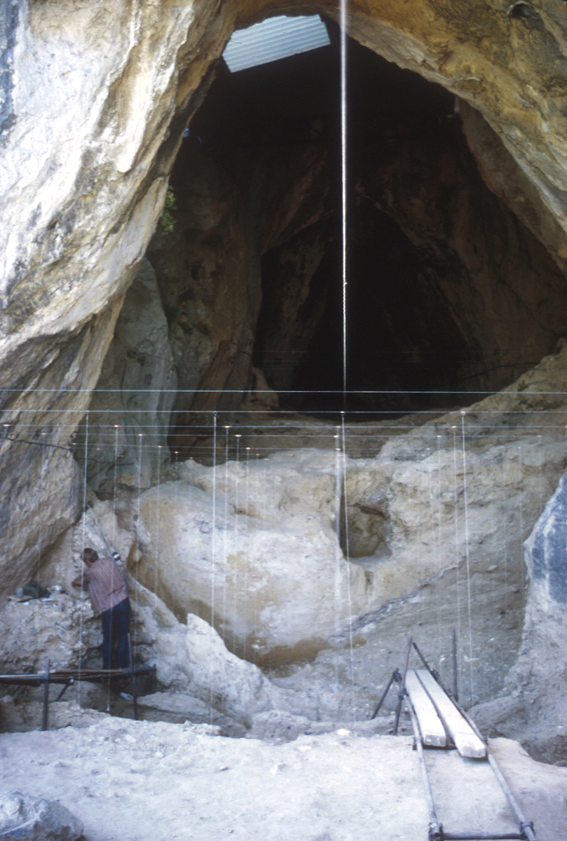 La fouille après l’enlèvement de la végétation et des déblais remaniés et l’installation du carroyage. L'Homme de Tautavel.