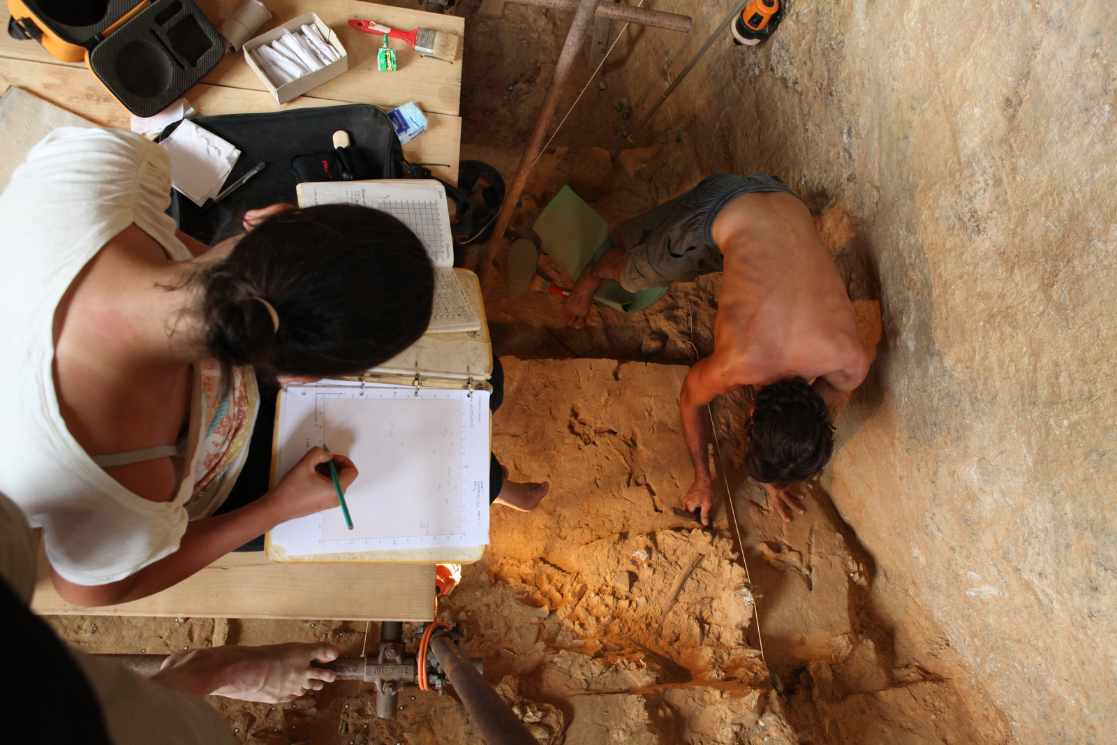 Dessin des objets de la zone sur un plan à l’échelle 1/5e. L'Homme de Tautavel.