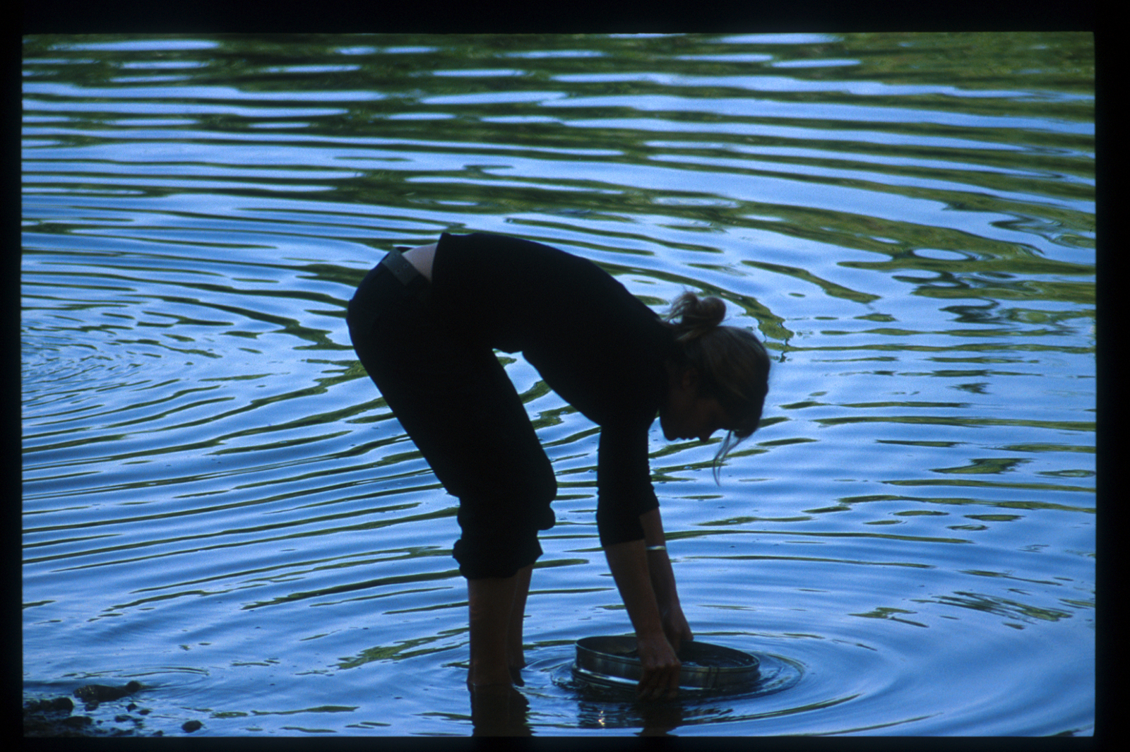 Lavage des sédiments dans les eaux du Verdouble. L'Homme de Tautavel.