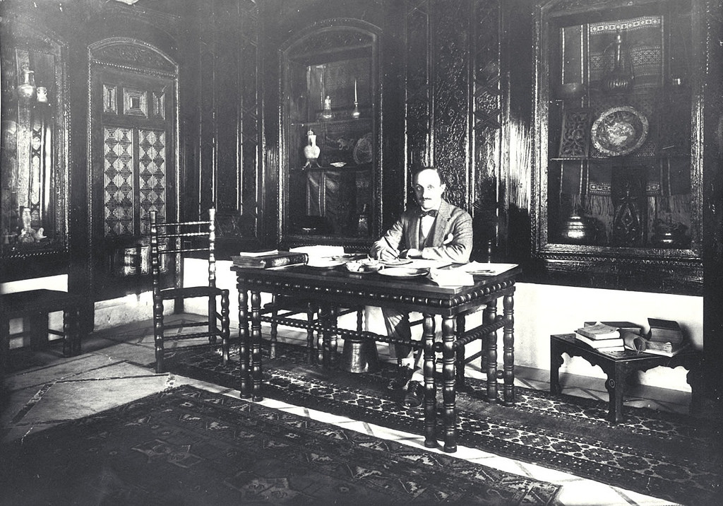 Eustache de Lorey dans son bureau