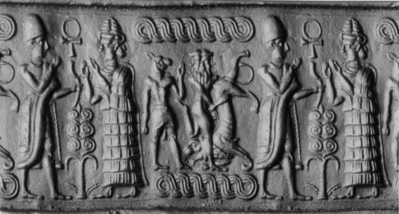 Roi face à une déesse et héros bouclé béni par un dieu égyptien