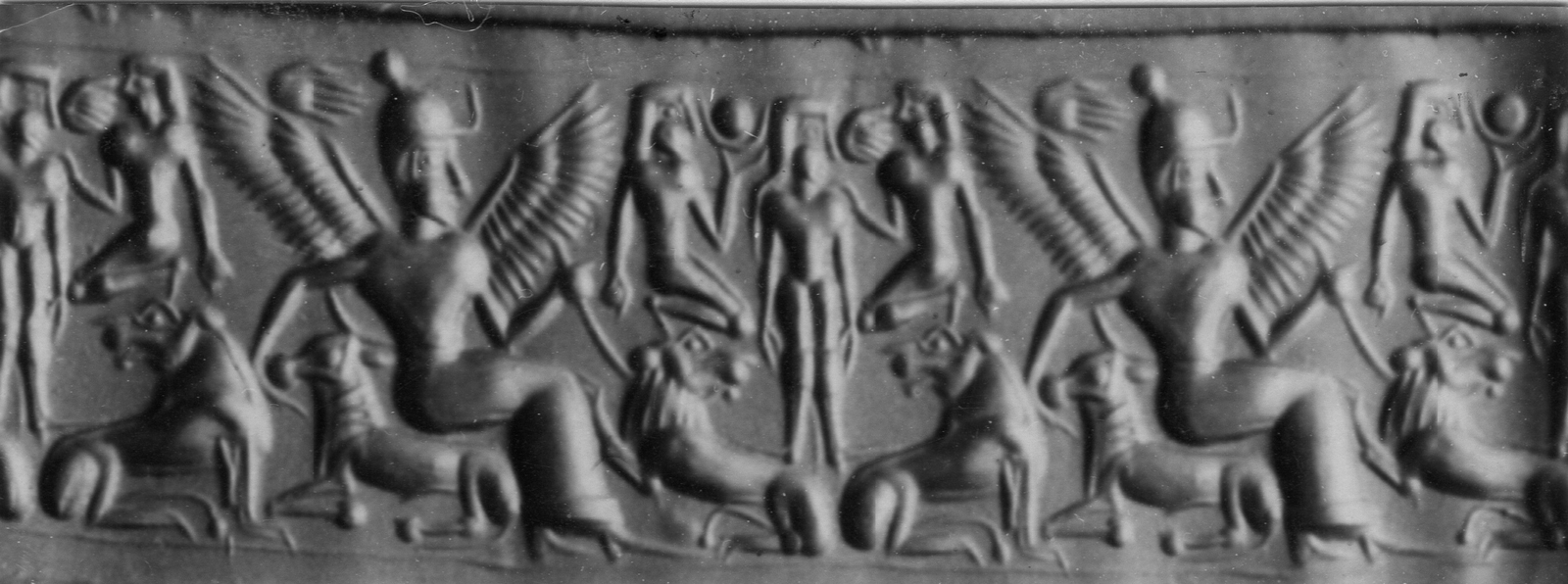 Déesse ailée assistant à l’épiphanie d’une petite déesse 