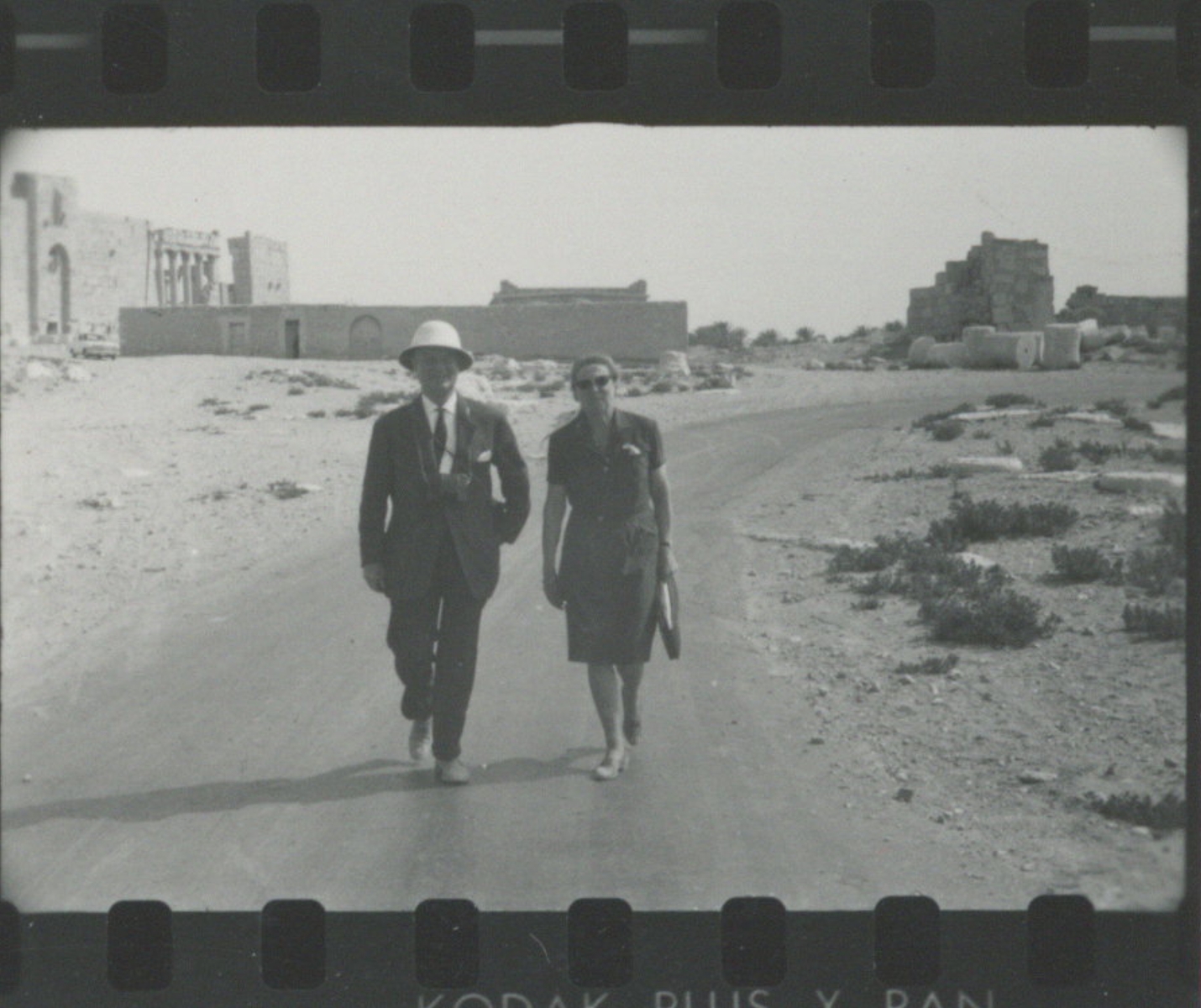 Palmyre/Tadmor (Syrie), sanctuaire de Baalshamîn. Photo d'ambiance avec, de gauche à droite, Paul Collart et Madeleine Collart. Paul Collart © IASA - UNIL