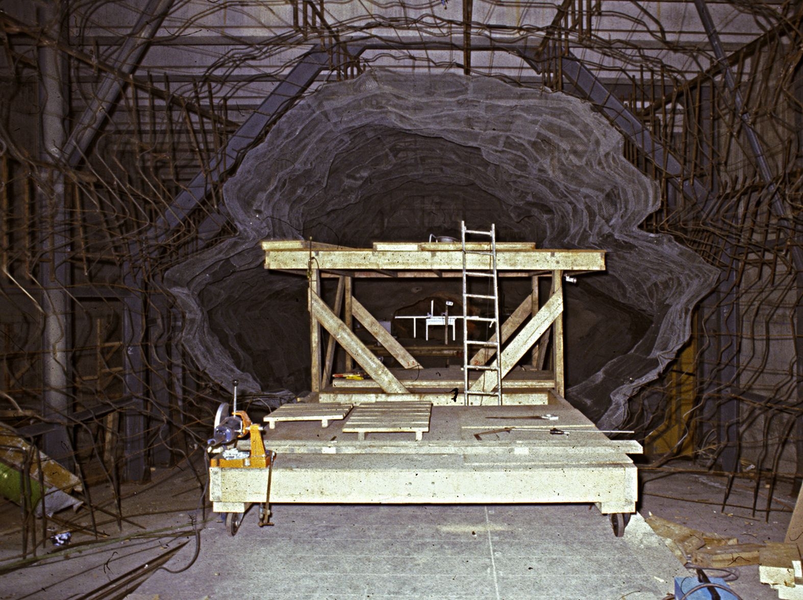 Photographie du montage du fac-similé de la grotte de Lascaux