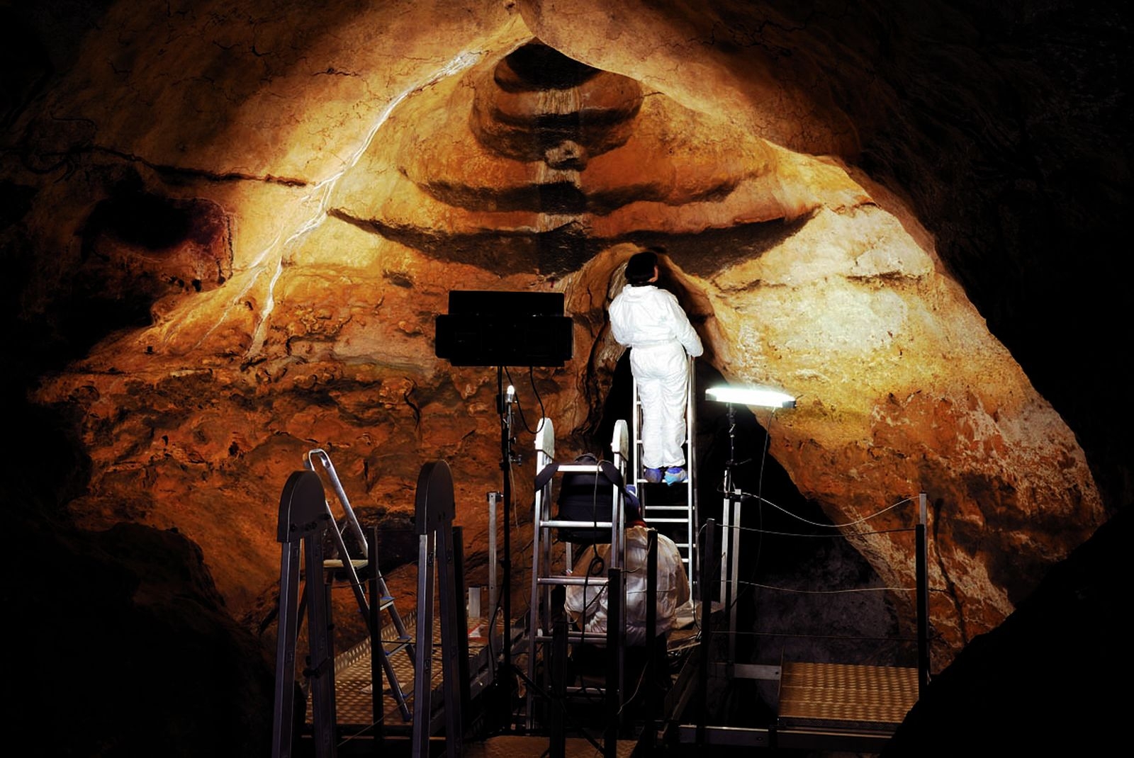Photographie de scientifiques dans la Nef de la grotte de Lascaux