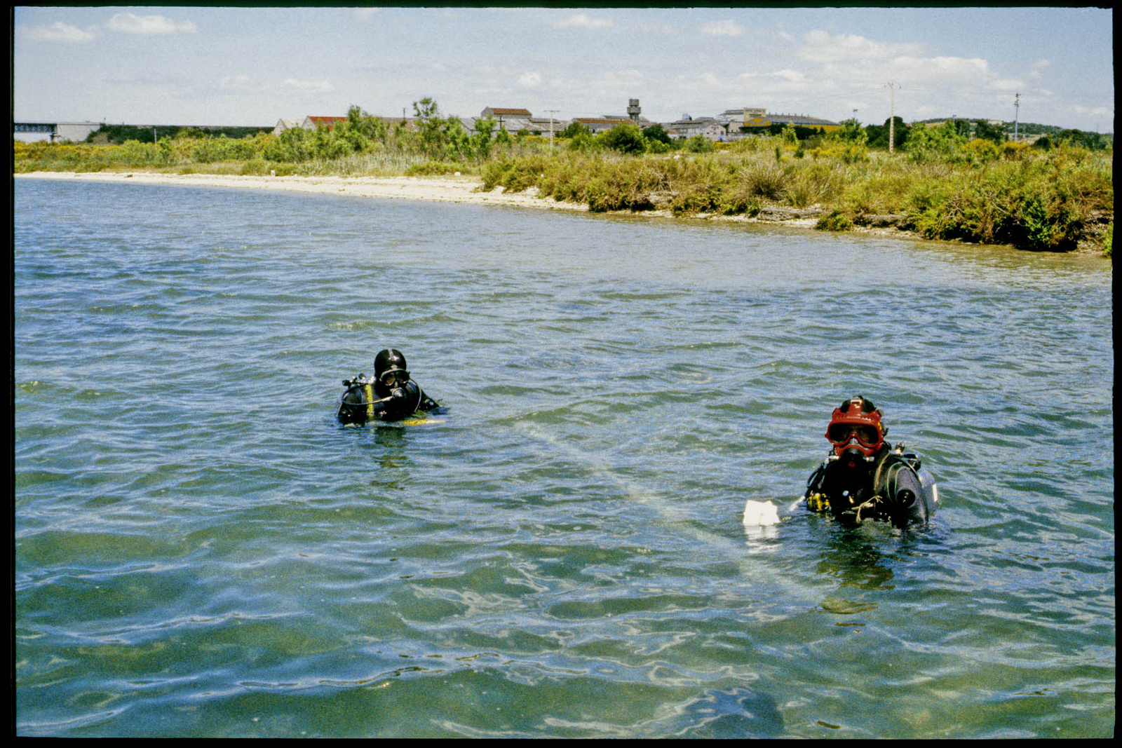 Photographie de deux plongeurs dans le canal de Caronte