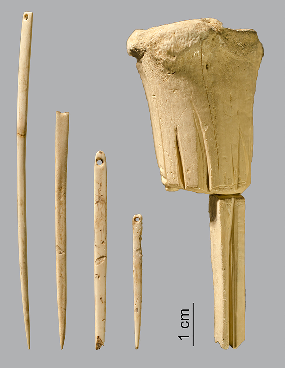 Aiguilles en os (Kastelhöhle Nord) et matrice d’extraction d’aiguilles (Mühleloch)