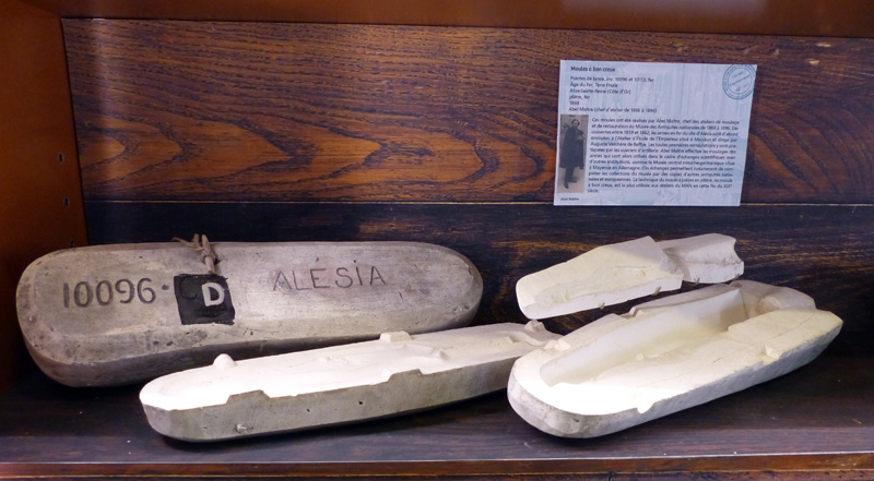 Photographie de moules de pointes de lances découvertes à Alise-Sainte-Reine