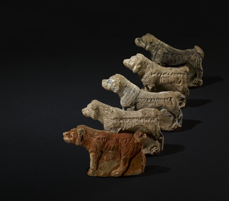 5 figurines de chiens colorées avec inscription en cunéiforme