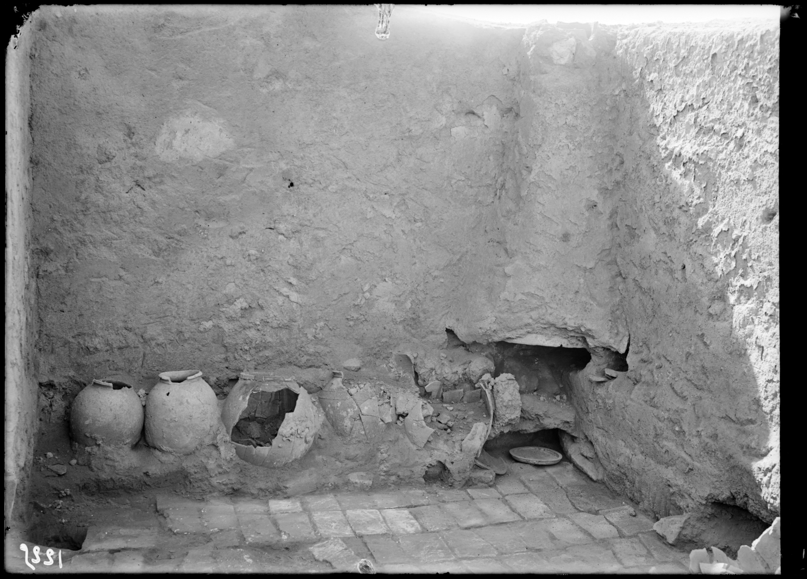 Angle sud-ouest de la salle 4, avec jarres et cheminée