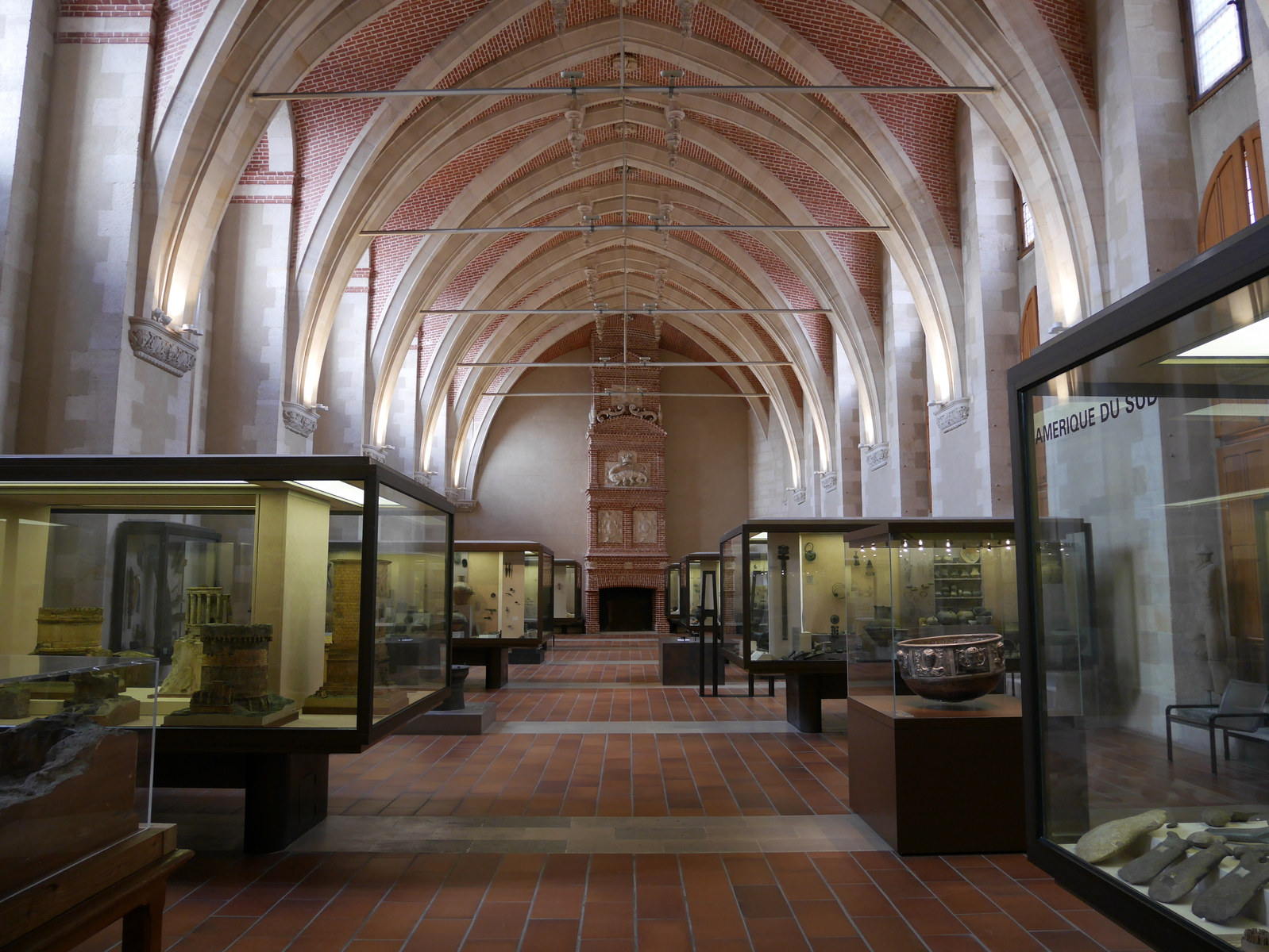 Musée d'archéologie nationale, salle d'archéologie comparée, collections Jacques de Morgan