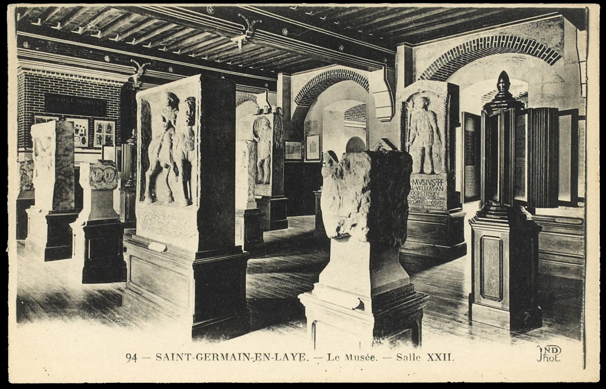 Carte postale représentant une vue de plusieurs structures avec des inscriptions dans une salle du musée gallo-romain