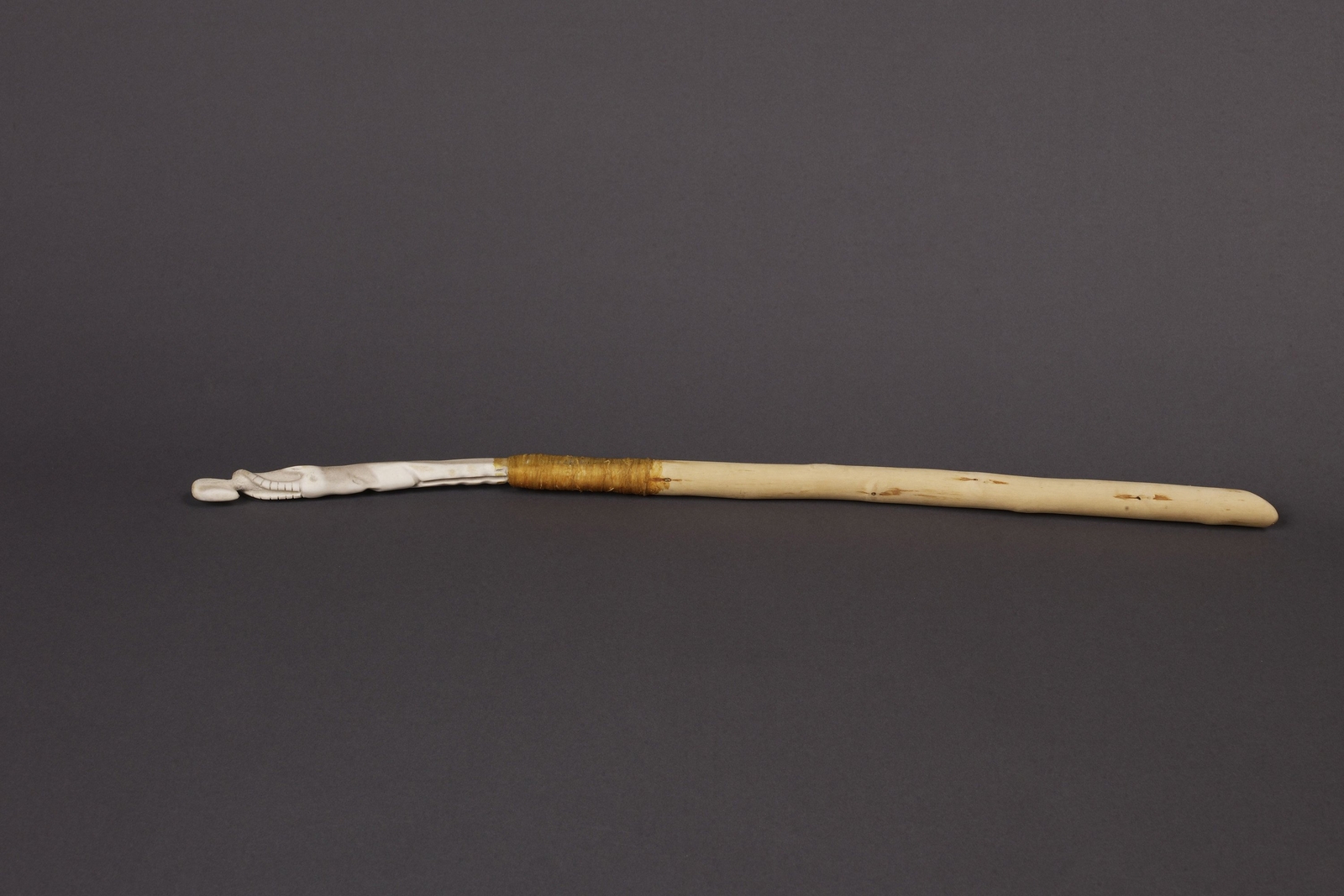 Propulseur expérimental. Propulseur à crochet décoré expérimental. Bouquetin vue de face sculpté sur la partie en bois de renne imitant un propulseur découvert au Mas d'Azil. Abris sculptés de la Préhistoire. 