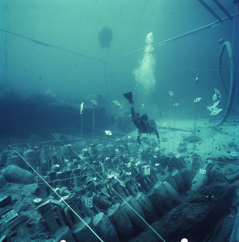 Photographie sous-marine d'une multitude d'amphores