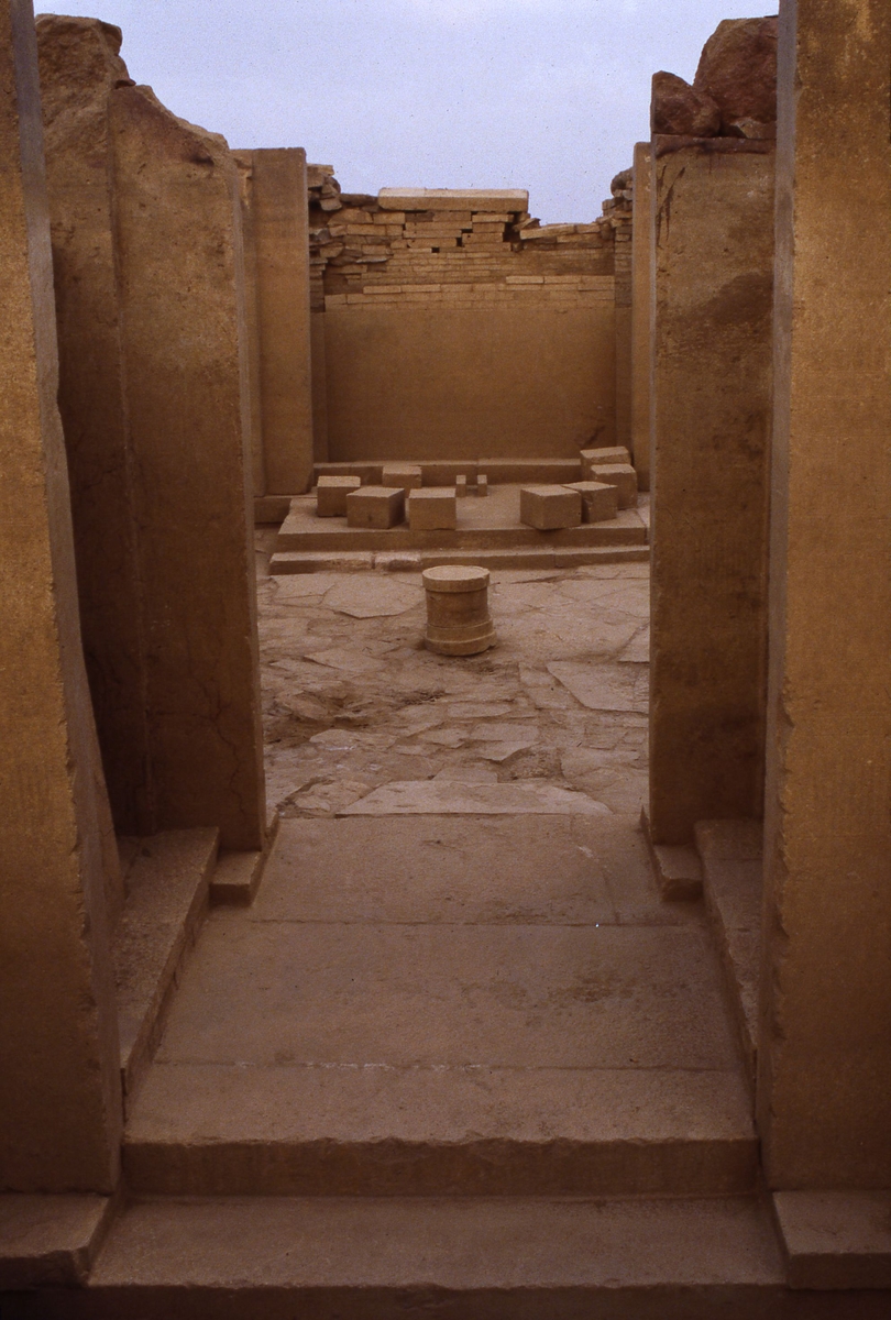 Vue du temple de Nashshân depuis l'entrée, après la fouille.