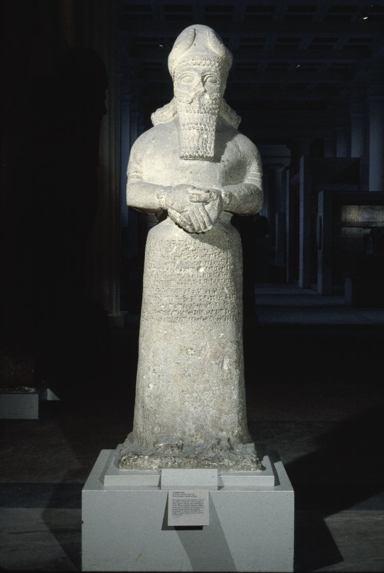 Statue découverte devant le vestibule de la cella de Nabu.