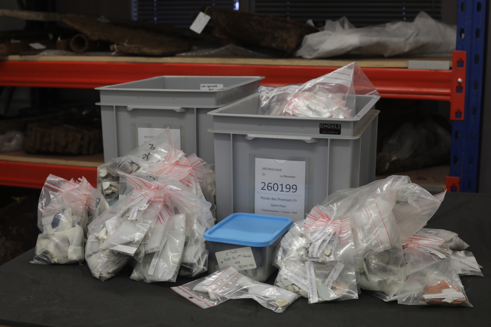 Caisses et sachets de mobilier issu des fouilles