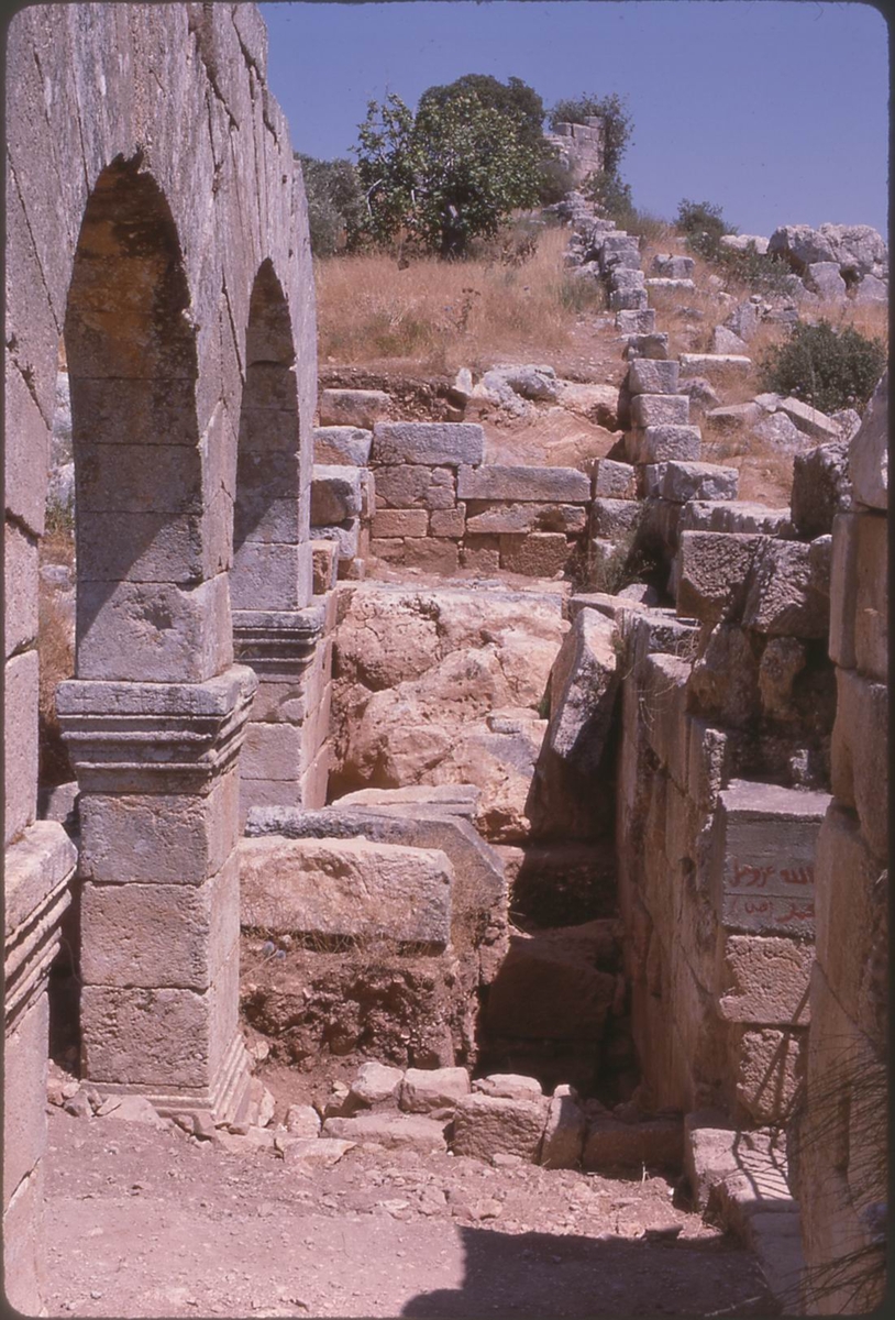 Côté Est du propylée