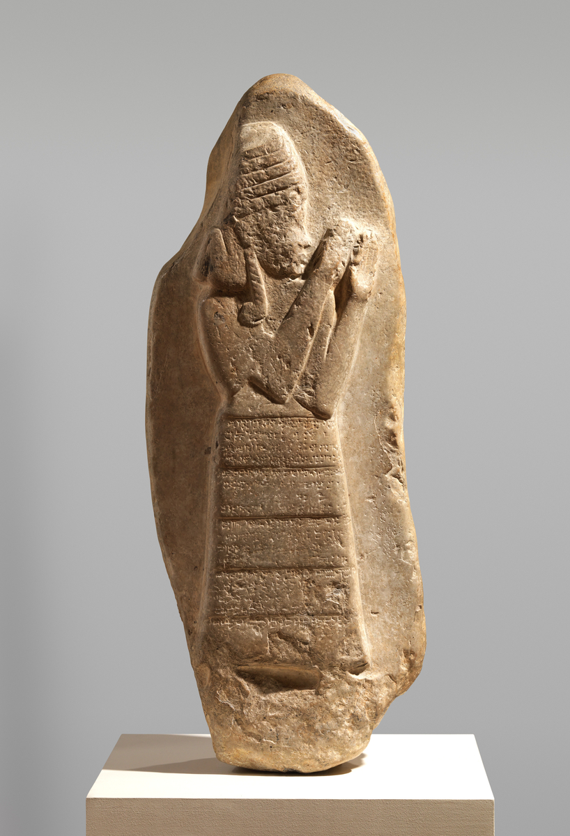 Stèle représentant une déesse, Lama, accomplissant un geste de prière, les mains devant la bouche