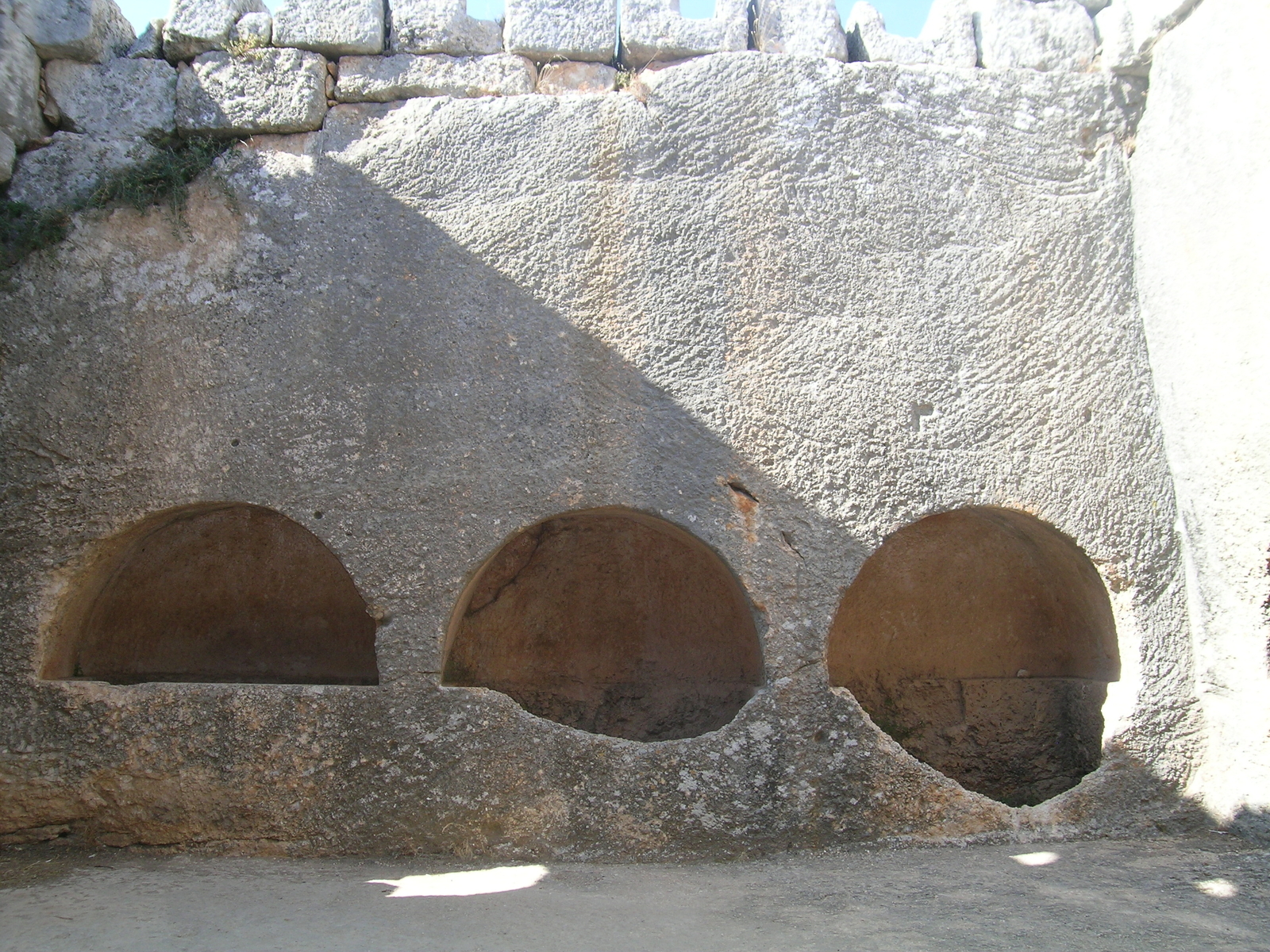 Façade Sud intérieure du tombeau collectif