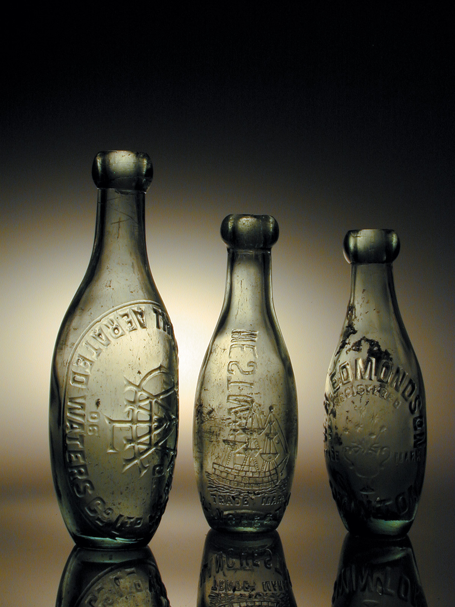 Divers types de bouteilles en verre utilisées par l'armée britannique et redécouvertes à l'occasion d'investigations archéologiques - Cl. Dominique Bossut. Inrap