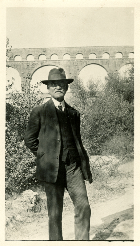 Photographie d'Emile Espérandieu devant le pont du Gard
