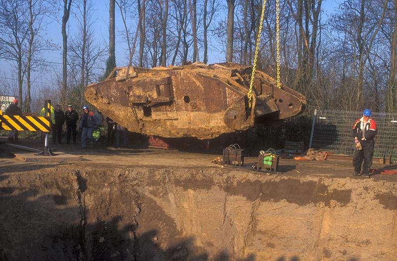  Le char britannique D. 51 "Deborah", découvert à Flesquières (Nord), en novembre 1998, tout juste sorti de terre - Cl. Jean-Marie Patin. Ministère de la Culture et de la Communication
