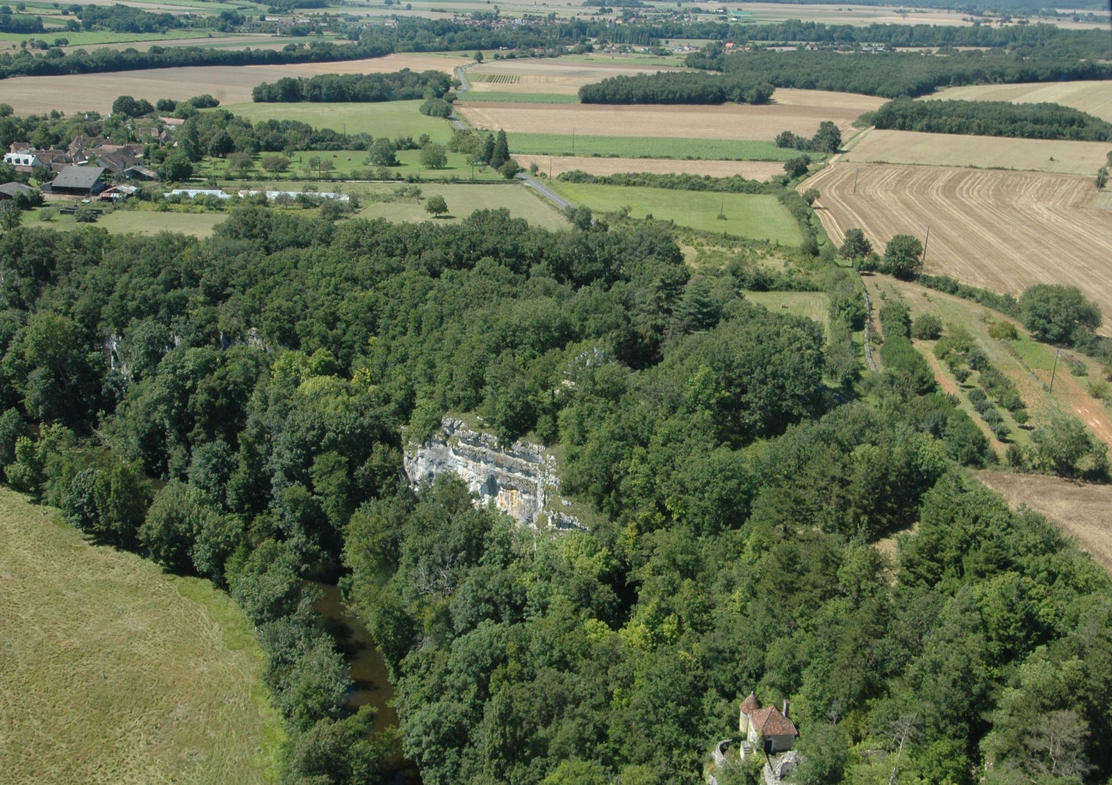 Vue aérienne de la vallée de l'Anglin, rive droite, en amont du village d'Angles-sur-l'Anglin (Vienne). Le couvert végétal était beaucoup moins dense à l'époque magdalénienne. Cl. Geneviève Pinçon
