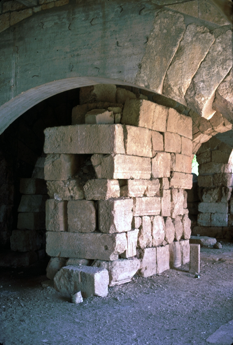 Pile dans le soubassement de la basilique ouest