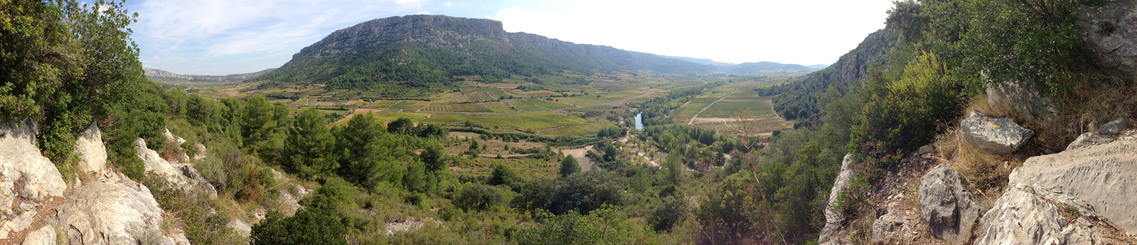 La plaine de Tautavel, vue panoramique depuis l’ancienne entrée de la grotte. 