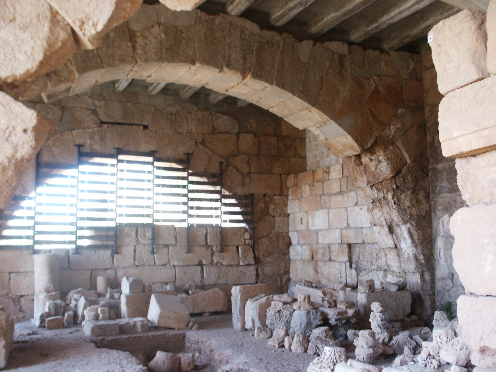 Soubassement de la basilique ouest