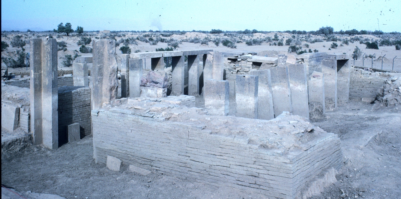 L'extérieur du temple et son mur d'enveloppe, vue vers le NE 