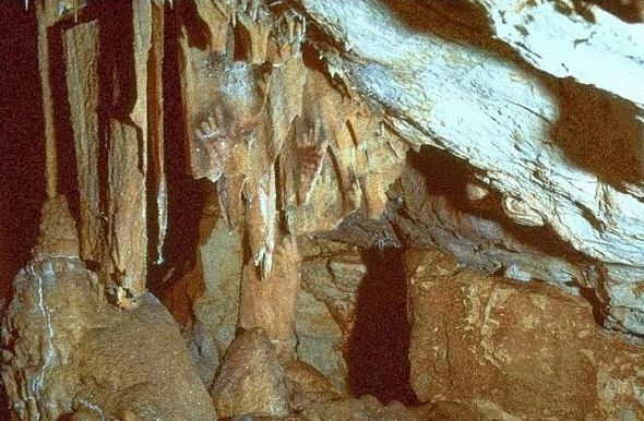 Des mains humaines dans la grotte Cosquer