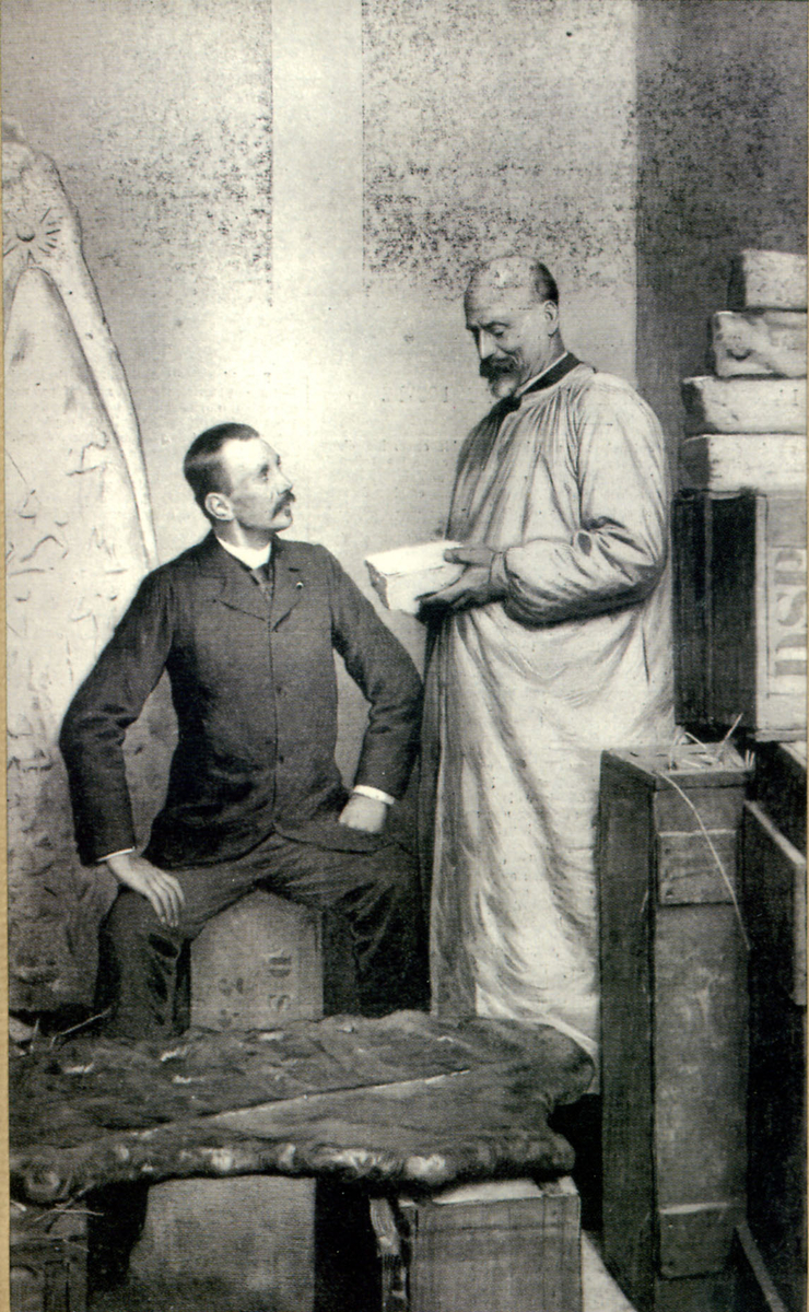 Photographie de Jacques de Morgan et Jean-Vincent Scheil, devant la stèle de Naram-Sin.