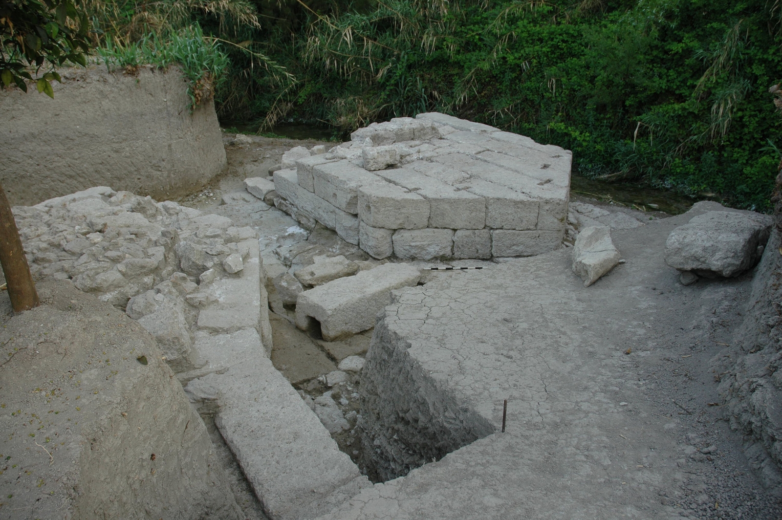 Vue d'ensemble du pont-barrage, depuis l'amont. 