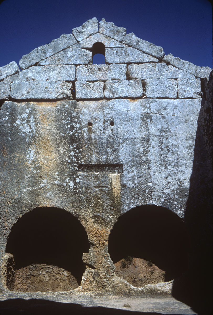Façade Est intérieure du tombeau collectif