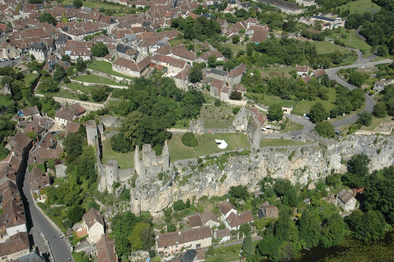 Le château médiéval d'Angles-sur-l'Anglin (Vienne)