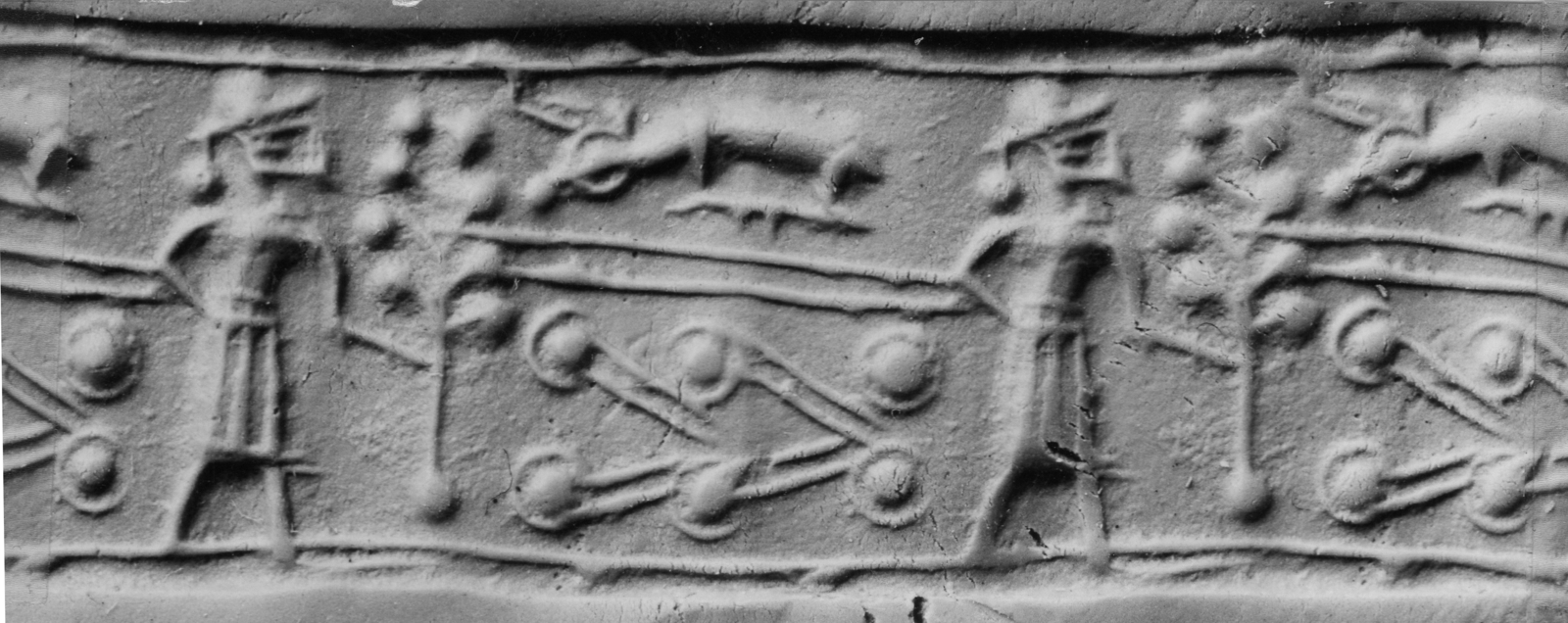 Personnage tenant un arbre