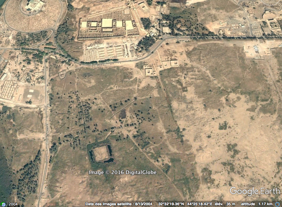 Photographie aérienne montrant les ruines de la ziggurat de Babylone et sa région, à l'époque actuelle.