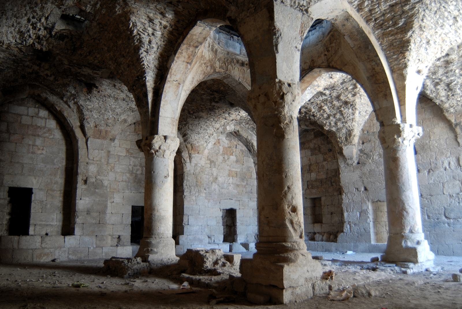 Photographie intérieure de la salle à colonnes de la citadelle de Damas