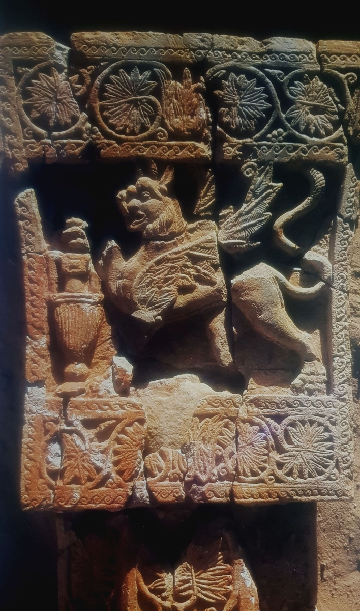 Chapiteau du palai de Shabw, l'antique capitale du Hadramaout, à l'est du Yémen. CL. Jean-François Breton