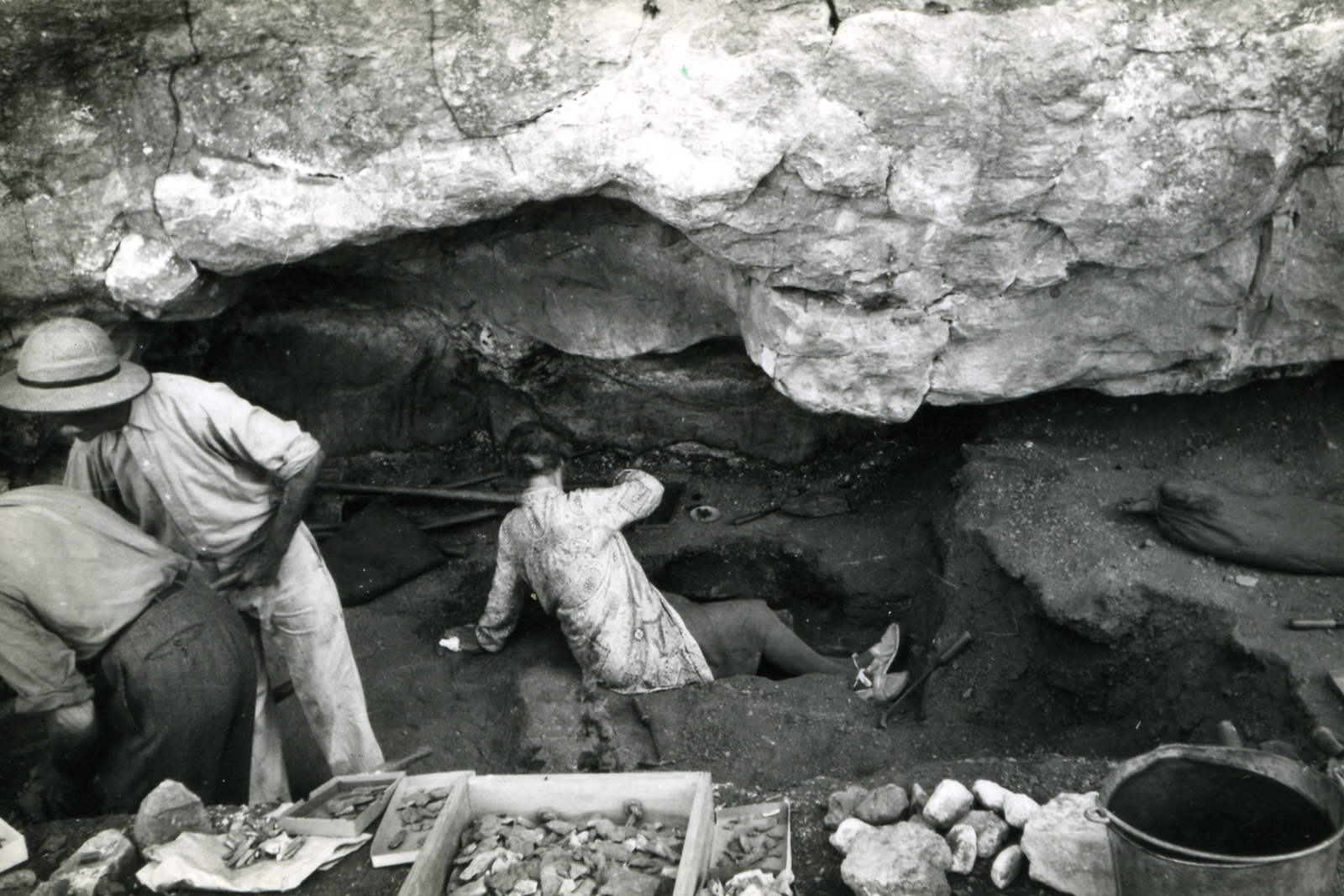 Instantané des fouilles des années 50. Abris sculptés de la Préhistoire.